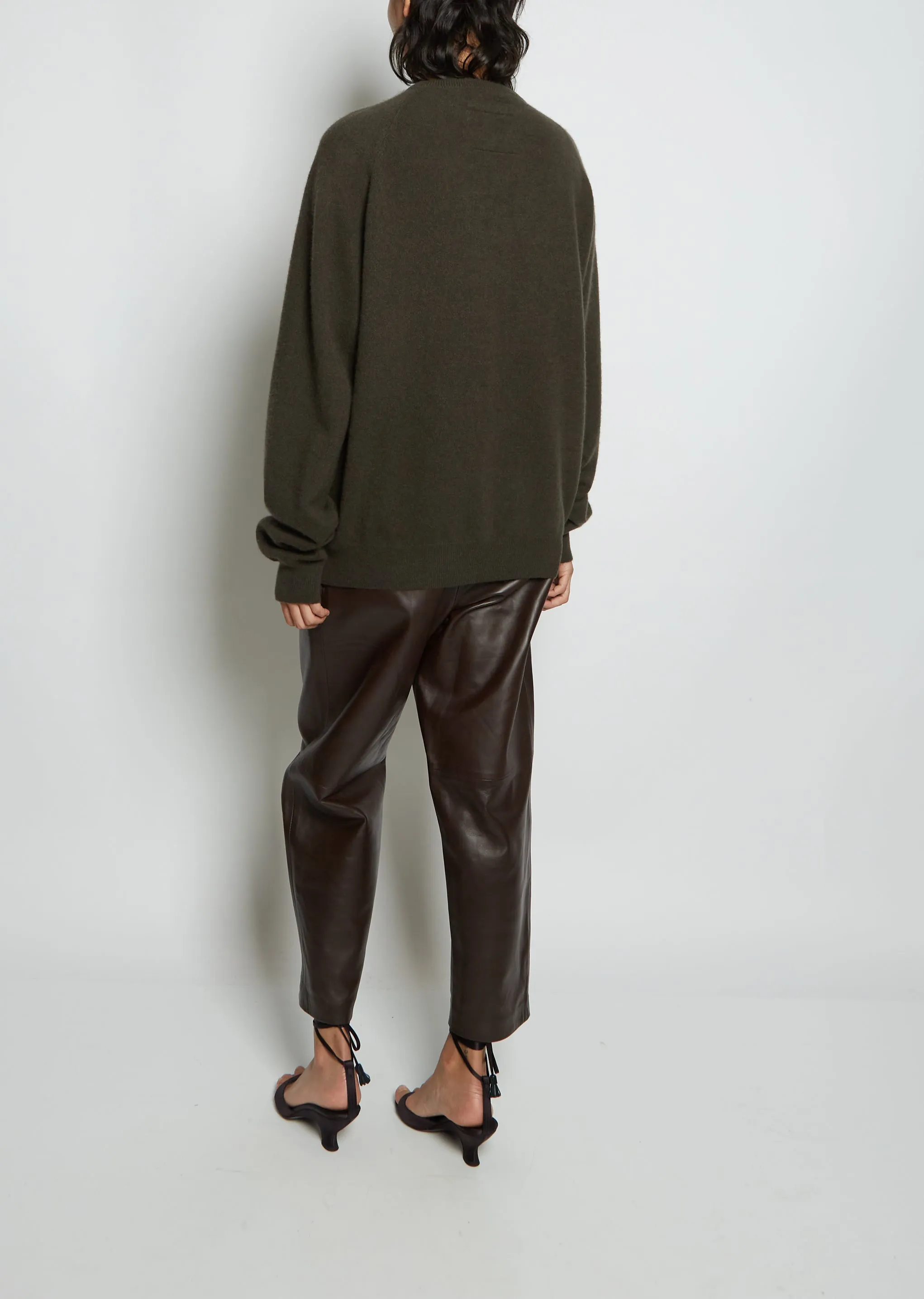 Boyfriend R-Neck Cashmere Sweater — Black Olive