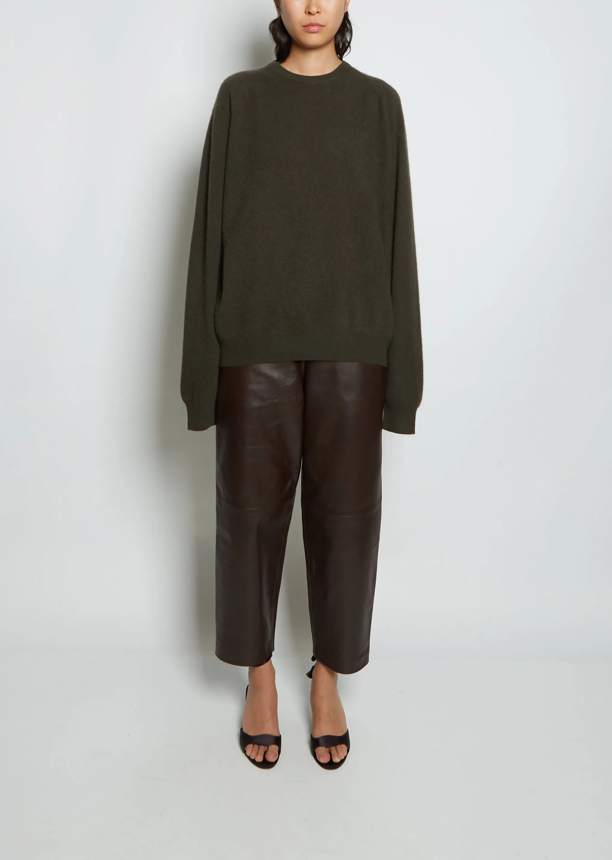 Boyfriend R-Neck Cashmere Sweater — Black Olive
